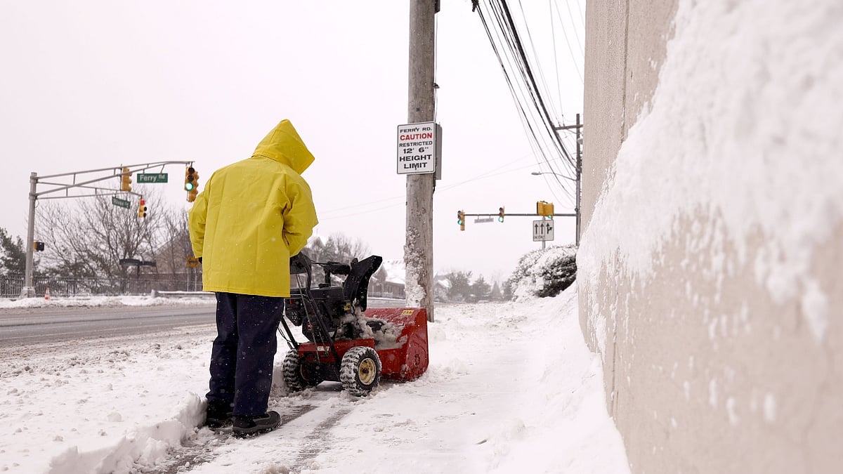 Chicago train tracks put on fire to beat freezing cold; See Pics